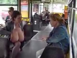 Огромен голям цици lassie доене в на публичен tram