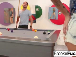 Brooke spiller fascinerende billiards med vans baller: gratis voksen klipp 39
