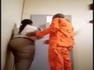 Sieviete cietums warden izpaužas fucked līdz inmate: bezmaksas pieaugušais saspraude b1