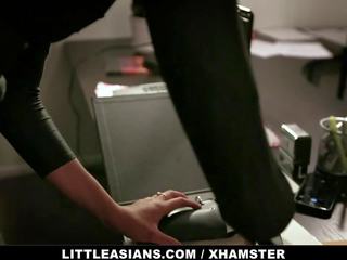 Littleasians - 小 亚洲人 年轻 女 吸 大 彼得 安全